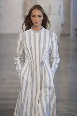 New York, Ny - Eylül 06: Manken pist öğlen için Nur tarafından New York moda haftası sırasında yürür: gösterir New York'ta 6 Eylül 2018 bahar stüdyolarında Galerisi II.