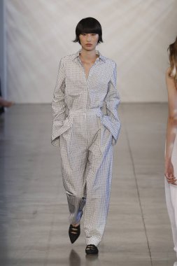 New York, Ny - Eylül 06: Manken pist öğlen için Nur tarafından New York moda haftası sırasında yürür: gösterir New York'ta 6 Eylül 2018 bahar stüdyolarında Galerisi II.