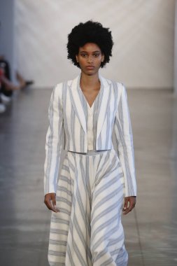 New York, Ny - Eylül 06: Manken pist öğlen için Nur tarafından New York moda haftası sırasında yürür: gösterir New York'ta 6 Eylül 2018 bahar stüdyolarında Galerisi II.