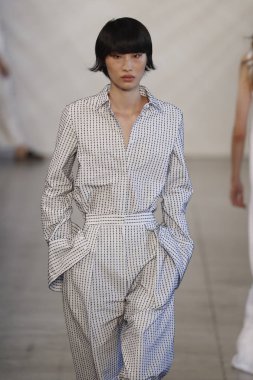 New York, Ny - Eylül 06: Manken pist öğlen için Nur tarafından New York moda haftası sırasında yürür: gösterir New York'ta 6 Eylül 2018 bahar stüdyolarında Galerisi II.