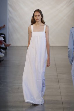 New York, Ny - Eylül 06: Manken pist öğlen için Nur tarafından New York moda haftası sırasında yürür: gösterir New York'ta 6 Eylül 2018 bahar stüdyolarında Galerisi II.