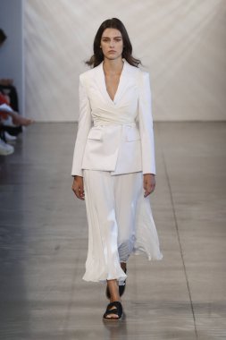 New York, Ny - Eylül 06: Manken pist öğlen için Nur tarafından New York moda haftası sırasında yürür: gösterir New York'ta 6 Eylül 2018 bahar stüdyolarında Galerisi II.