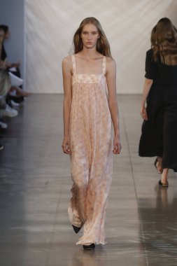 New York, Ny - Eylül 06: Manken pist öğlen için Nur tarafından New York moda haftası sırasında yürür: gösterir New York'ta 6 Eylül 2018 bahar stüdyolarında Galerisi II.