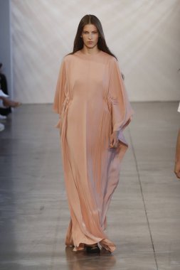 New York, Ny - Eylül 06: Manken pist öğlen için Nur tarafından New York moda haftası sırasında yürür: gösterir New York'ta 6 Eylül 2018 bahar stüdyolarında Galerisi II.