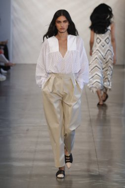 New York, Ny - Eylül 06: Manken pist öğlen için Nur tarafından New York moda haftası sırasında yürür: gösterir New York'ta 6 Eylül 2018 bahar stüdyolarında Galerisi II.