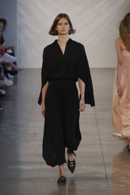 New York, Ny - Eylül 06: Manken pist öğlen için Nur tarafından New York moda haftası sırasında yürür: gösterir New York'ta 6 Eylül 2018 bahar stüdyolarında Galerisi II.