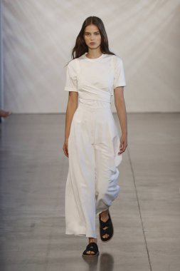 New York, Ny - Eylül 06: Manken pist öğlen için Nur tarafından New York moda haftası sırasında yürür: gösterir New York'ta 6 Eylül 2018 bahar stüdyolarında Galerisi II.
