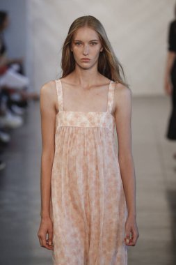 New York, Ny - Eylül 06: Manken pist öğlen için Nur tarafından New York moda haftası sırasında yürür: gösterir New York'ta 6 Eylül 2018 bahar stüdyolarında Galerisi II.