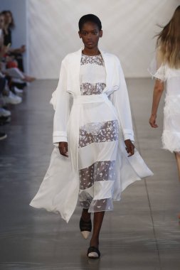 New York, Ny - Eylül 06: Manken pist öğlen için Nur tarafından New York moda haftası sırasında yürür: gösterir New York'ta 6 Eylül 2018 bahar stüdyolarında Galerisi II.