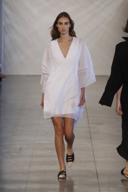 New York, Ny - Eylül 06: Manken pist öğlen için Nur tarafından New York moda haftası sırasında yürür: gösterir New York'ta 6 Eylül 2018 bahar stüdyolarında Galerisi II.