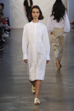 New York, Ny - Eylül 06: Manken pist öğlen için Nur tarafından New York moda haftası sırasında yürür: gösterir New York'ta 6 Eylül 2018 bahar stüdyolarında Galerisi II.