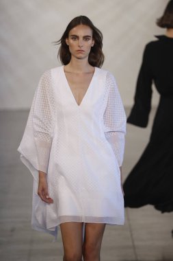 New York, Ny - Eylül 06: Manken pist öğlen için Nur tarafından New York moda haftası sırasında yürür: gösterir New York'ta 6 Eylül 2018 bahar stüdyolarında Galerisi II.