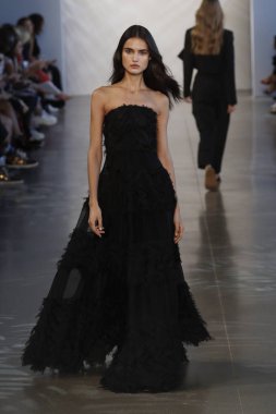 New York, Ny - Eylül 06: Manken pist öğlen için Nur tarafından New York moda haftası sırasında yürür: gösterir New York'ta 6 Eylül 2018 bahar stüdyolarında Galerisi II.