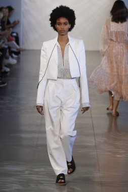 New York, Ny - Eylül 06: Manken pist öğlen için Nur tarafından New York moda haftası sırasında yürür: gösterir New York'ta 6 Eylül 2018 bahar stüdyolarında Galerisi II.