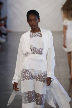 New York, Ny - Eylül 06: Manken pist öğlen için Nur tarafından New York moda haftası sırasında yürür: gösterir New York'ta 6 Eylül 2018 bahar stüdyolarında Galerisi II.