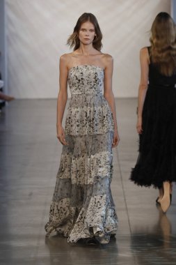 New York, Ny - Eylül 06: Manken pist öğlen için Nur tarafından New York moda haftası sırasında yürür: gösterir New York'ta 6 Eylül 2018 bahar stüdyolarında Galerisi II.