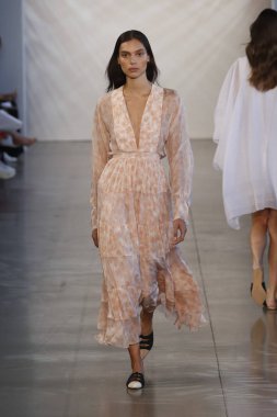 New York, Ny - Eylül 06: Manken pist öğlen için Nur tarafından New York moda haftası sırasında yürür: gösterir New York'ta 6 Eylül 2018 bahar stüdyolarında Galerisi II.