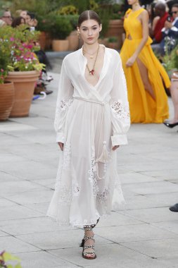 New York, Ny - 11 Eylül: Manken pist Oscar De La Renta için New York moda haftası sırasında yürür: gösterir, New York'ta 11 Eylül 2018 üzerinde bahar Studios Teras.