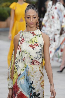 New York, Ny - 11 Eylül: Manken pist Oscar De La Renta için New York moda haftası sırasında yürür: gösterir, New York'ta 11 Eylül 2018 üzerinde bahar Studios Teras.