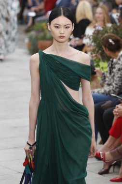 New York, Ny - 11 Eylül: Manken pist Oscar De La Renta için New York moda haftası sırasında yürür: gösterir, New York'ta 11 Eylül 2018 üzerinde bahar Studios Teras.