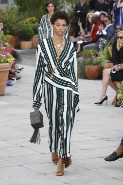 New York, Ny - 11 Eylül: Manken pist Oscar De La Renta için New York moda haftası sırasında yürür: gösterir, New York'ta 11 Eylül 2018 üzerinde bahar Studios Teras.