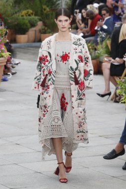 New York, Ny - 11 Eylül: Manken pist Oscar De La Renta için New York moda haftası sırasında yürür: gösterir, New York'ta 11 Eylül 2018 üzerinde bahar Studios Teras.