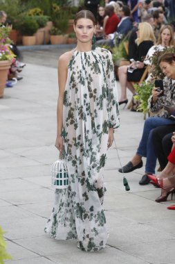 New York, Ny - 11 Eylül: Manken pist Oscar De La Renta için New York moda haftası sırasında yürür: gösterir, New York'ta 11 Eylül 2018 üzerinde bahar Studios Teras.