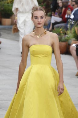 New York, Ny - 11 Eylül: Manken pist Oscar De La Renta için New York moda haftası sırasında yürür: gösterir, New York'ta 11 Eylül 2018 üzerinde bahar Studios Teras.