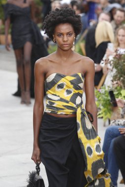 New York, Ny - 11 Eylül: Manken pist Oscar De La Renta için New York moda haftası sırasında yürür: gösterir, New York'ta 11 Eylül 2018 üzerinde bahar Studios Teras.