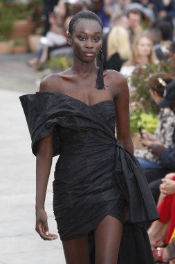 New York, Ny - 11 Eylül: Manken pist Oscar De La Renta için New York moda haftası sırasında yürür: gösterir, New York'ta 11 Eylül 2018 üzerinde bahar Studios Teras.