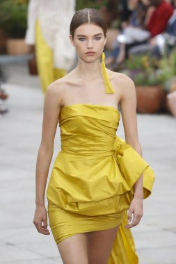 New York, Ny - 11 Eylül: Manken pist Oscar De La Renta için New York moda haftası sırasında yürür: gösterir, New York'ta 11 Eylül 2018 üzerinde bahar Studios Teras.