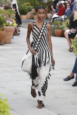 New York, Ny - 11 Eylül: Manken pist Oscar De La Renta için New York moda haftası sırasında yürür: gösterir, New York'ta 11 Eylül 2018 üzerinde bahar Studios Teras.