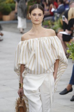 New York, Ny - 11 Eylül: Manken pist Oscar De La Renta için New York moda haftası sırasında yürür: gösterir, New York'ta 11 Eylül 2018 üzerinde bahar Studios Teras.