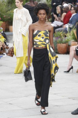 New York, Ny - 11 Eylül: Manken pist Oscar De La Renta için New York moda haftası sırasında yürür: gösterir, New York'ta 11 Eylül 2018 üzerinde bahar Studios Teras.
