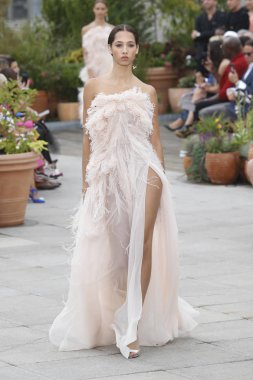 New York, Ny - 11 Eylül: Manken pist Oscar De La Renta için New York moda haftası sırasında yürür: gösterir, New York'ta 11 Eylül 2018 üzerinde bahar Studios Teras.