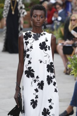 New York, Ny - 11 Eylül: Manken pist Oscar De La Renta için New York moda haftası sırasında yürür: gösterir, New York'ta 11 Eylül 2018 üzerinde bahar Studios Teras.