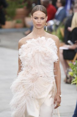 New York, Ny - 11 Eylül: Manken pist Oscar De La Renta için New York moda haftası sırasında yürür: gösterir, New York'ta 11 Eylül 2018 üzerinde bahar Studios Teras.