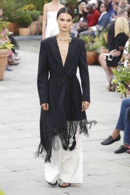New York, Ny - 11 Eylül: Manken pist Oscar De La Renta için New York moda haftası sırasında yürür: gösterir, New York'ta 11 Eylül 2018 üzerinde bahar Studios Teras.