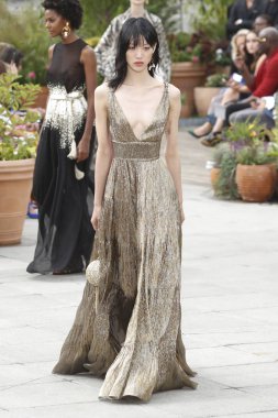 New York, Ny - 11 Eylül: Manken pist Oscar De La Renta için New York moda haftası sırasında yürür: gösterir, New York'ta 11 Eylül 2018 üzerinde bahar Studios Teras.