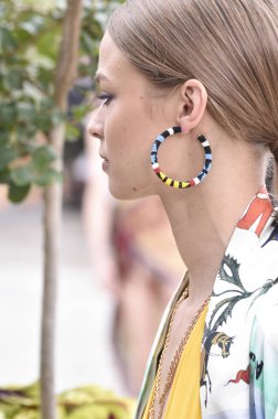 New York, Ny - 11 Eylül: Bella Hadid New York moda haftası sırasında Oscar De La Renta için pist yürür: gösterir, New York'ta 11 Eylül 2018 üzerinde bahar Studios Teras.