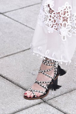 New York, Ny - 11 Eylül: Bella Hadid New York moda haftası sırasında Oscar De La Renta için pist yürür: gösterir, New York'ta 11 Eylül 2018 üzerinde bahar Studios Teras.