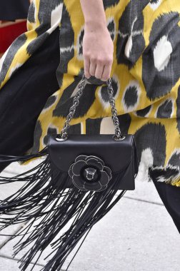 New York, Ny - 11 Eylül: Bella Hadid New York moda haftası sırasında Oscar De La Renta için pist yürür: gösterir, New York'ta 11 Eylül 2018 üzerinde bahar Studios Teras.