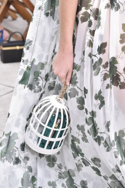 New York, Ny - 11 Eylül: Bella Hadid New York moda haftası sırasında Oscar De La Renta için pist yürür: gösterir, New York'ta 11 Eylül 2018 üzerinde bahar Studios Teras.