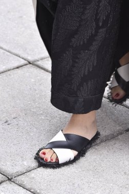 New York, Ny - 11 Eylül: Bella Hadid New York moda haftası sırasında Oscar De La Renta için pist yürür: gösterir, New York'ta 11 Eylül 2018 üzerinde bahar Studios Teras.