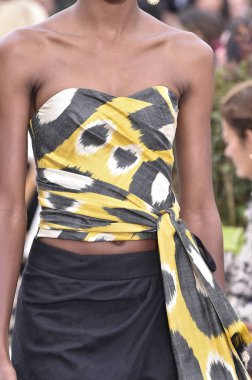 New York, Ny - 11 Eylül: Bella Hadid New York moda haftası sırasında Oscar De La Renta için pist yürür: gösterir, New York'ta 11 Eylül 2018 üzerinde bahar Studios Teras.