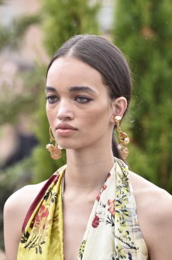 New York, Ny - 11 Eylül: Bella Hadid New York moda haftası sırasında Oscar De La Renta için pist yürür: gösterir, New York'ta 11 Eylül 2018 üzerinde bahar Studios Teras.
