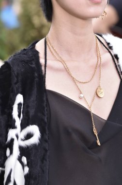 New York, Ny - 11 Eylül: Bella Hadid New York moda haftası sırasında Oscar De La Renta için pist yürür: gösterir, New York'ta 11 Eylül 2018 üzerinde bahar Studios Teras.