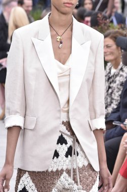 New York, Ny - 11 Eylül: Bella Hadid New York moda haftası sırasında Oscar De La Renta için pist yürür: gösterir, New York'ta 11 Eylül 2018 üzerinde bahar Studios Teras.