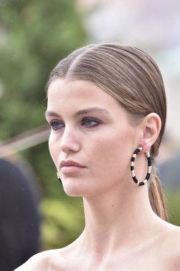 New York, Ny - 11 Eylül: Bella Hadid New York moda haftası sırasında Oscar De La Renta için pist yürür: gösterir, New York'ta 11 Eylül 2018 üzerinde bahar Studios Teras.