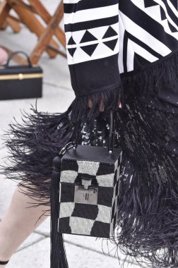 New York, Ny - 11 Eylül: Bella Hadid New York moda haftası sırasında Oscar De La Renta için pist yürür: gösterir, New York'ta 11 Eylül 2018 üzerinde bahar Studios Teras.